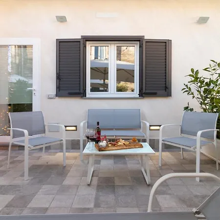 Elite House Parking Small Car Apartment Naples