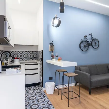Elite House Free Parking For Small Cars Only