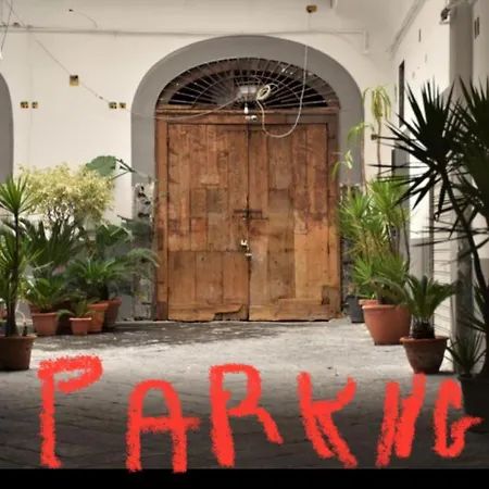 Elite House Free Parking For Small Cars Only